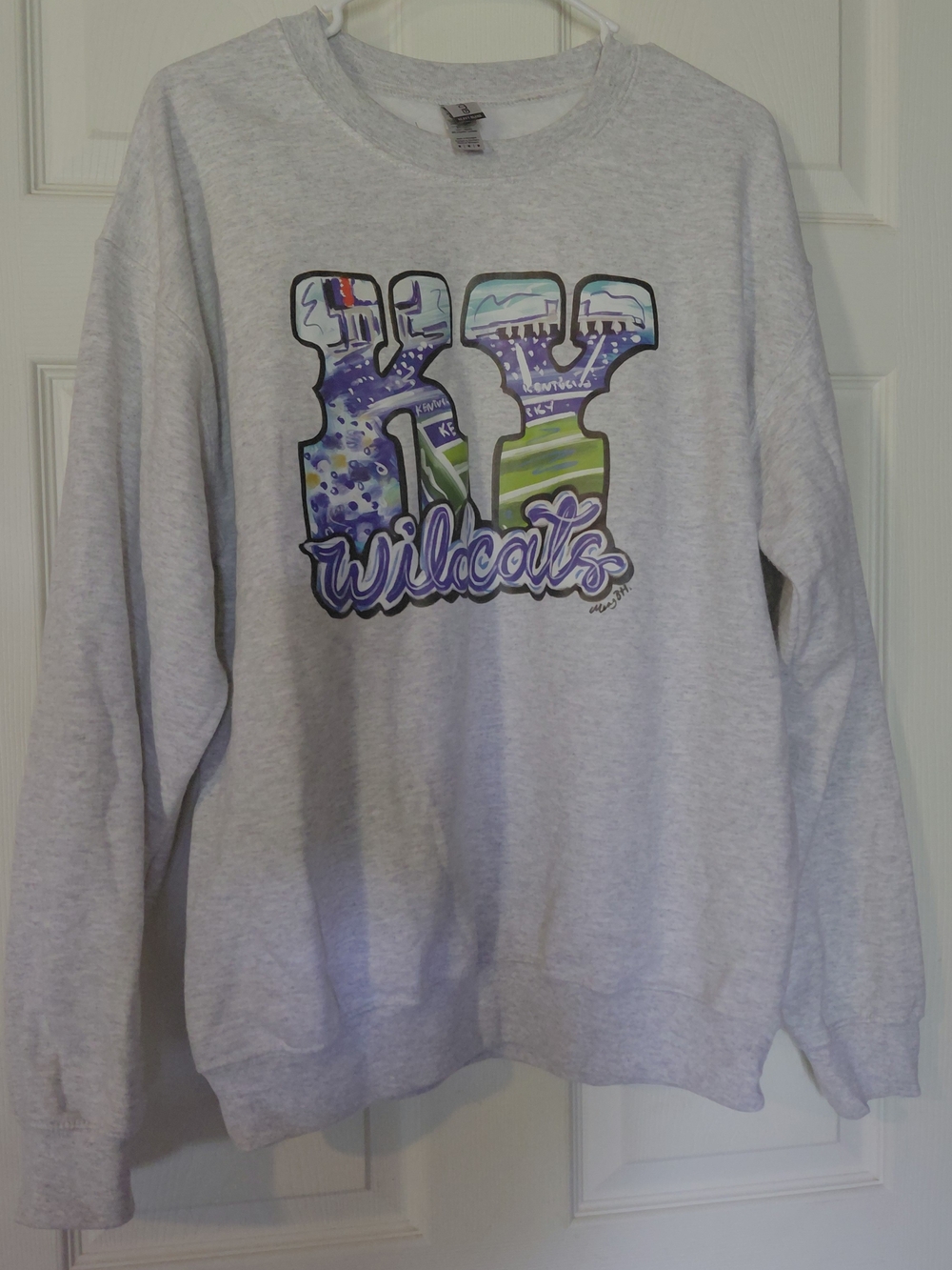Gildan Light Gray 'Wildcats' Graphic Crewneck Sweatshirt